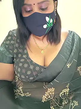 Snapshot of Queenflowerr chatting on 11.04.25 Queenflowerr online show from 11.04.25