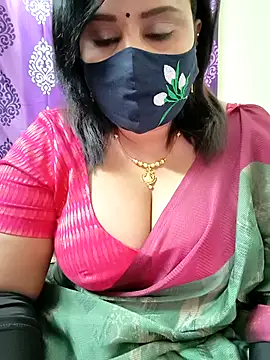 Snapshot of Queenflowerr chatting on 11.08.25 Queenflowerr online show from 11.08.25