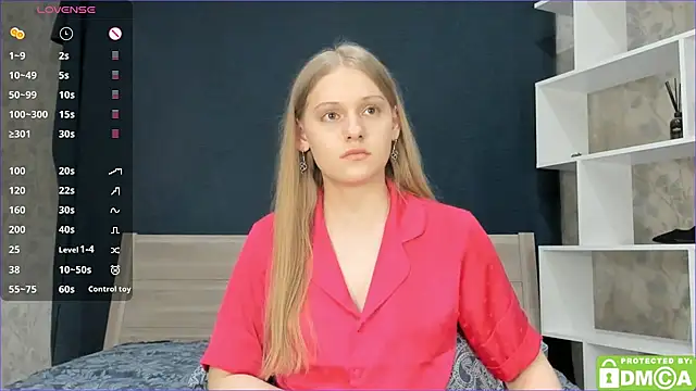 Snapshot of onelovelyalice chatting on 03.10.25 onelovelyalice online show from 03.10.25