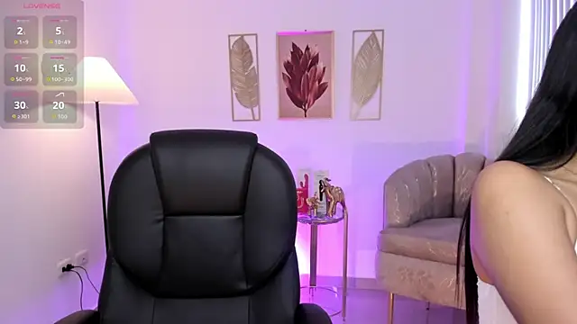 Snapshot of Layla_Breezee chatting on 10.25.25 Layla Breezee online show from 10.25.25