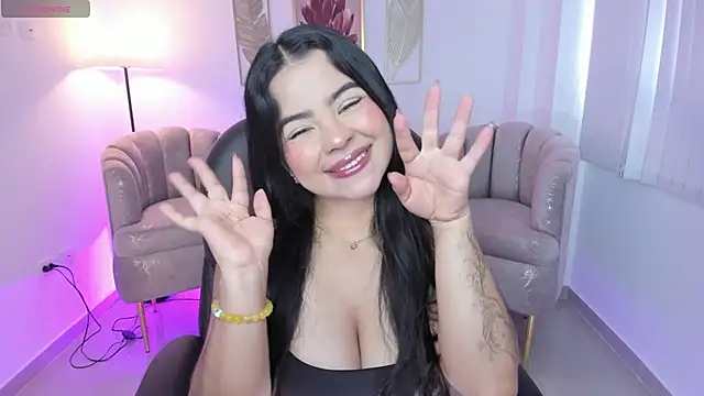 Snapshot of Layla_Breezee chatting on 11.23.25 Layla Breezee online show from 11.23.25