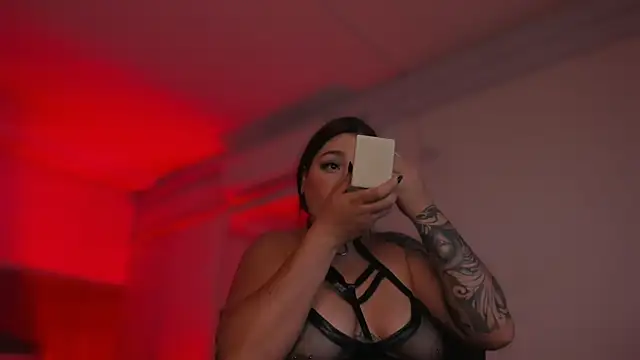 Snapshot of bonnieAn chatting on 11.15.25 bonnieAn online show from 11.15.25