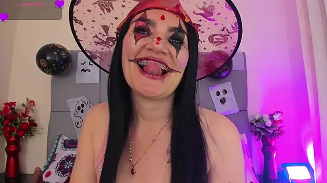 Snapshot of scarlet_hit chatting on 11.02.25 scarlet hit online show from 11.02.25