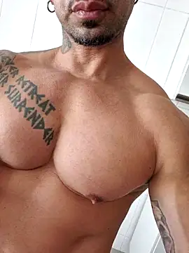 Snapshot of badbrown chatting on 09.29.25 badbrown online show from 09.29.25