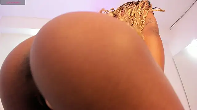 Snapshot of taliarussel chatting on 02.21.25 taliarussel online show from 02.21.25