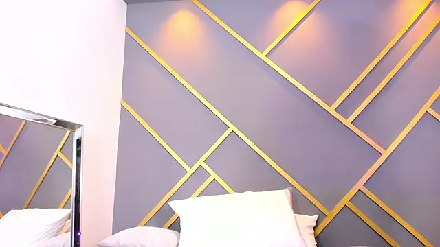 Alaia Colins online show from 03.04.25