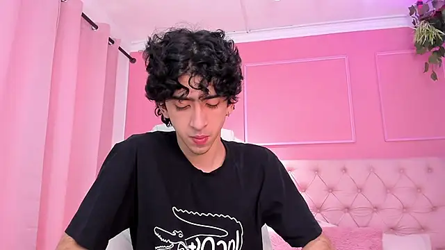 Snapshot of Alezzandro_ chatting on 02.05.25 Alezzandro online show from 02.05.25