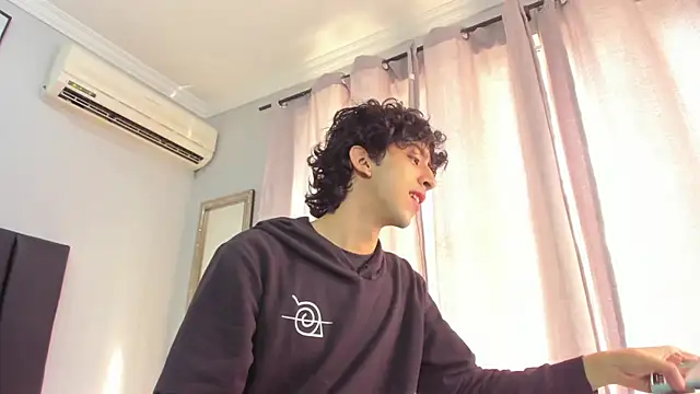 Snapshot of Alezzandro_ chatting on 02.17.25 Alezzandro online show from 02.17.25