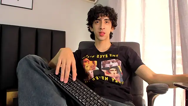 Snapshot of Alezzandro_ chatting on 02.27.25 Alezzandro online show from 02.27.25