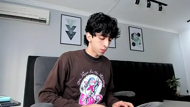 Snapshot of Alezzandro_ chatting on 03.08.25 Alezzandro online show from 03.08.25