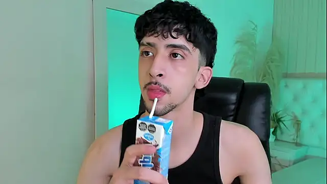 Snapshot of Alezzandro_ chatting on 09.25.25 Alezzandro online show from 09.25.25