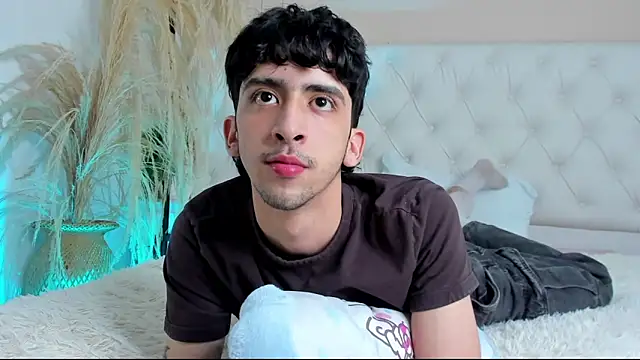 Snapshot of Alezzandro_ chatting on 10.08.25 Alezzandro online show from 10.08.25