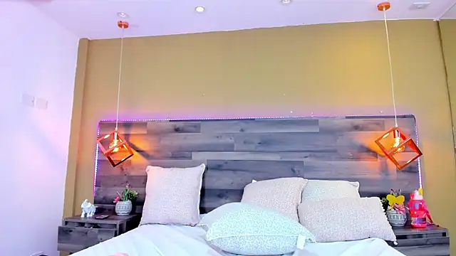 Snapshot of MeganCrow chatting on 03.09.25 MeganCrow online show from 03.09.25