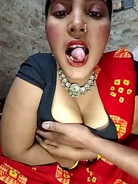 Snapshot of Simrandeshipp chatting on 12.22.25 Simrandeshipp online show from 12.22.25