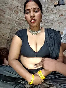 Snapshot of Simrandeshipp chatting on 12.23.25 Simrandeshipp online show from 12.23.25