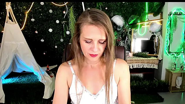 Snapshot of EmiliaBedy chatting on 06.21.26 EmiliaBedy online show from 06.21.26