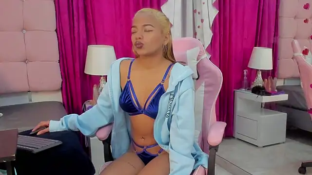 Snapshot of CanelaDevil_ chatting on 02.15.25 CanelaDevil online show from 02.15.25