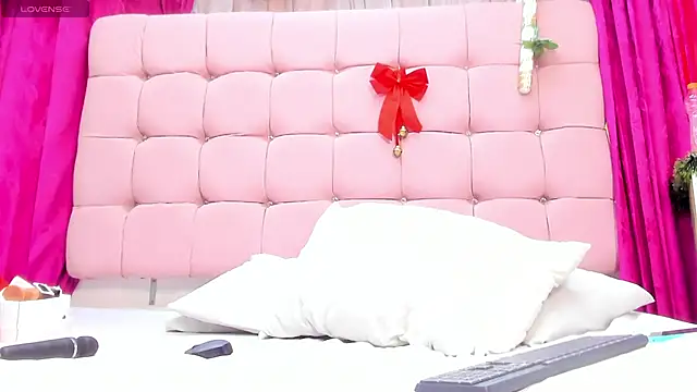 Snapshot of CanelaDevil_ chatting on 12.22.25 CanelaDevil online show from 12.22.25