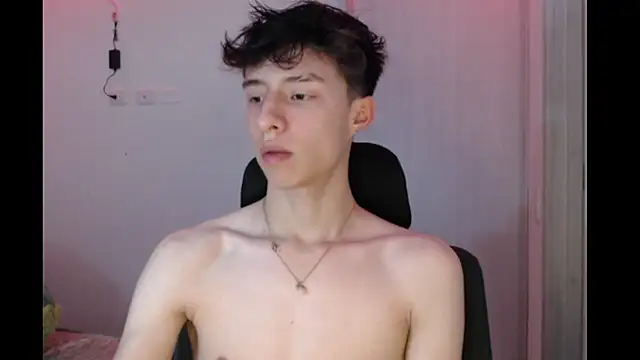 Snapshot of Juanmres chatting on 12.05.25 Juanmres online show from 12.05.25