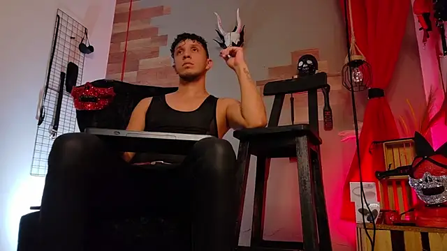 Snapshot of AngeloColleen chatting on 11.08.25 AngeloColleen online show from 11.08.25