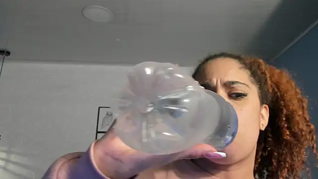 Snapshot of ninna_curly chatting on 06.26.26 ninna curly online show from 06.26.26