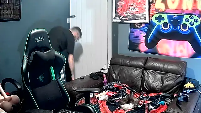 Snapshot of HuffedAdvocate chatting on 11.18.25 HuffedAdvocate online show from 11.18.25