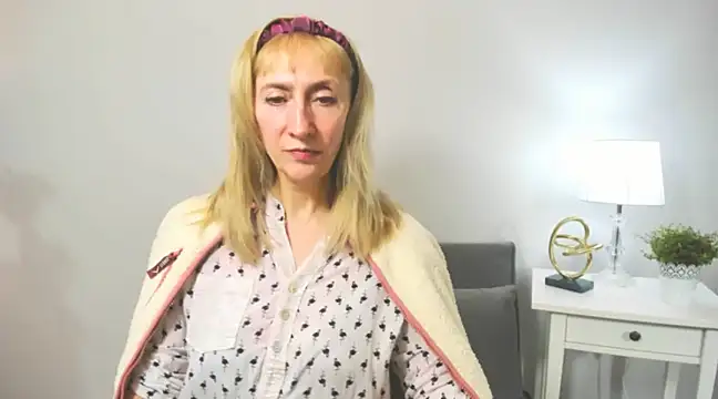 Snapshot of MargaretMilf69 chatting on 02.19.25 MargaretMilf69 online show from 02.19.25