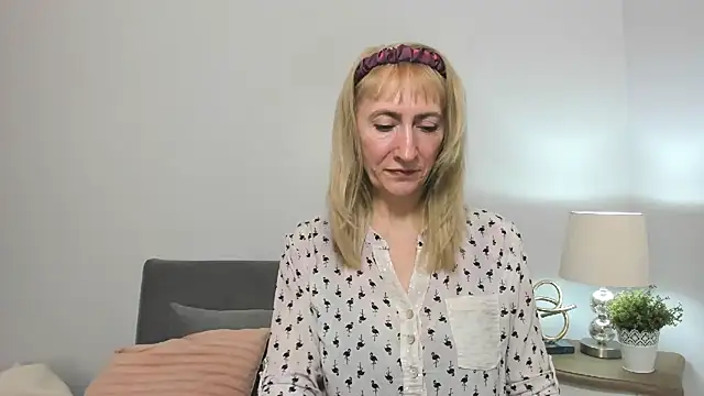 Snapshot of MargaretMilf69 chatting on 03.22.25 MargaretMilf69 online show from 03.22.25