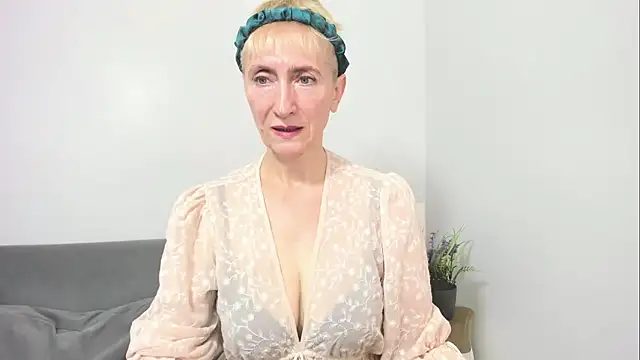 Snapshot of MargaretMilf69 chatting on 09.27.25 MargaretMilf69 online show from 09.27.25