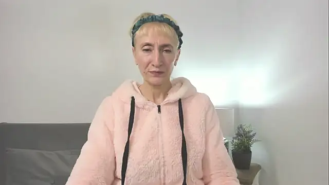 Snapshot of MargaretMilf69 chatting on 10.15.25 MargaretMilf69 online show from 10.15.25