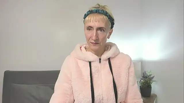 Snapshot of MargaretMilf69 chatting on 10.16.25 MargaretMilf69 online show from 10.16.25