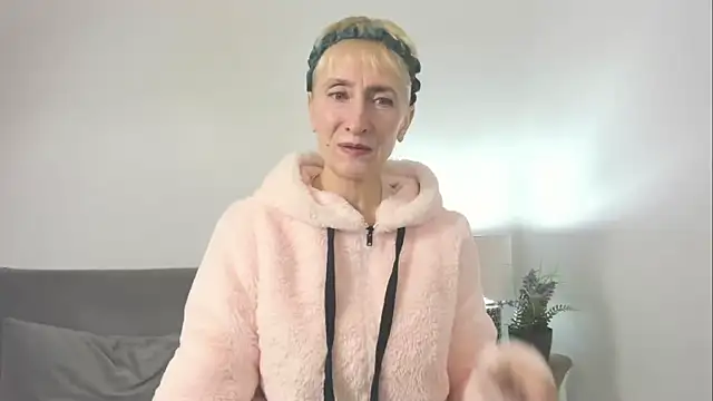 Snapshot of MargaretMilf69 chatting on 10.27.25 MargaretMilf69 online show from 10.27.25