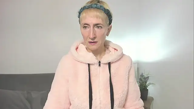 Snapshot of MargaretMilf69 chatting on 10.28.25 MargaretMilf69 online show from 10.28.25