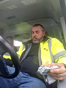 Snapshot of thickdaddy2982 chatting on 02.10.25 thickdaddy2982 online show from 02.10.25