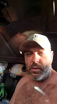 Snapshot of thickdaddy2982 chatting on 03.22.25 thickdaddy2982 online show from 03.22.25