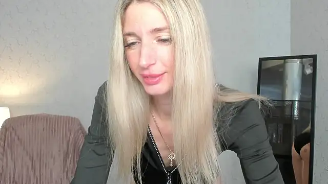 Snapshot of skinnyladyy chatting on 03.12.25 skinnyladyy online show from 03.12.25