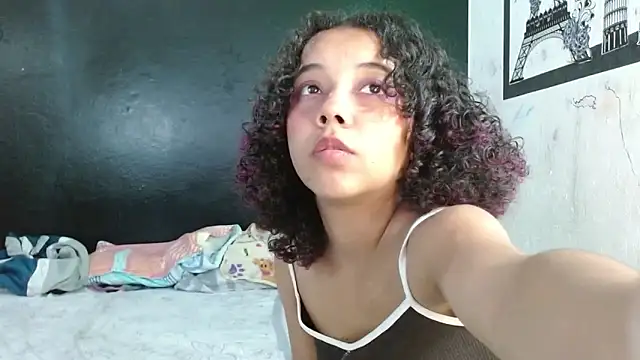 Snapshot of Lola-Pretty chatting on 10.07.25 Lola-Pretty online show from 10.07.25