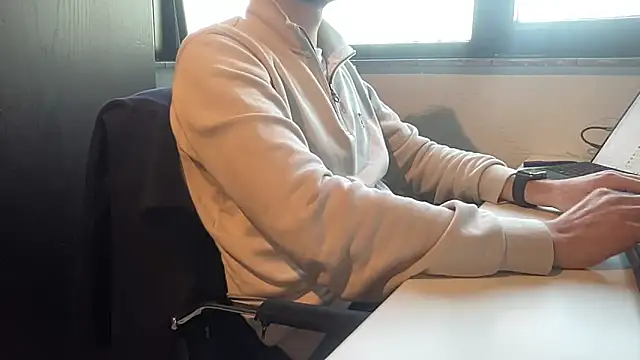 Snapshot of bullyboyy chatting on 12.15.25 bullyboyy online show from 12.15.25