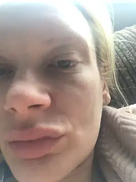 Snapshot of blondey206 chatting on 02.17.25 blondey206 online show from 02.17.25