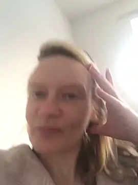 Snapshot of blondey206 chatting on 03.10.25 blondey206 online show from 03.10.25