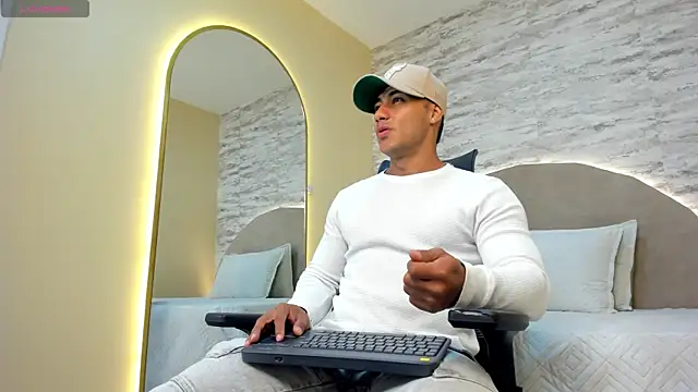 Snapshot of lennox_ray chatting on 02.22.25 lennox ray online show from 02.22.25
