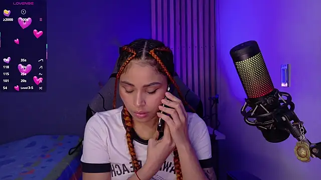 Snapshot of Marivimichel1 chatting on 10.29.25 Marivimichel1 online show from 10.29.25