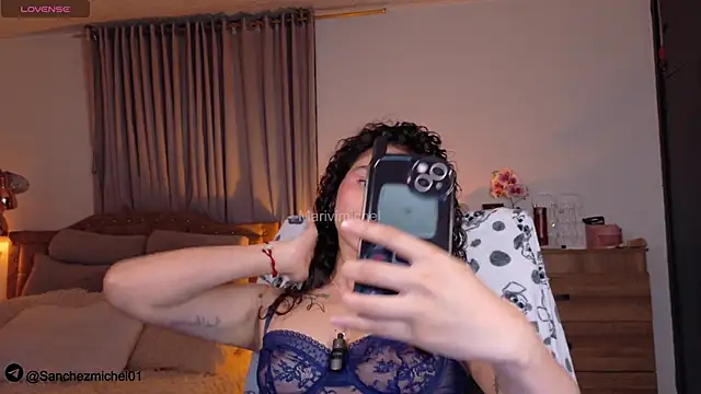 Snapshot of Marivimichel1 chatting on 11.19.25 Marivimichel1 online show from 11.19.25