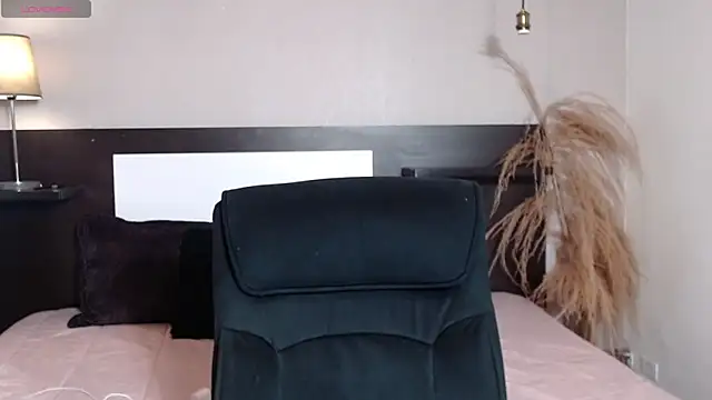 Liiamthompson online show from 04.30.26