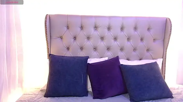 Liiamthompson online show from 06.21.26
