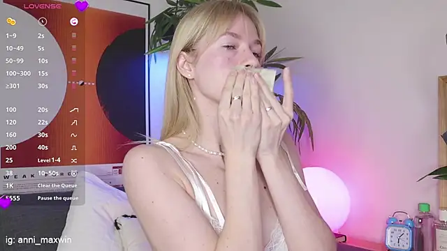 Snapshot of WhiteAnni chatting on 03.23.25 WhiteAnni online show from 03.23.25