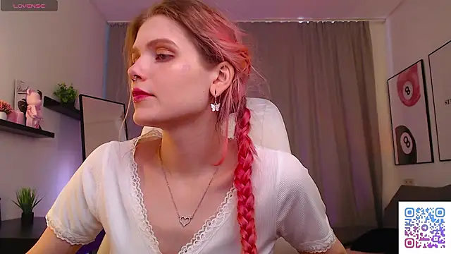 Gretchen Mol online show from 03.21.26