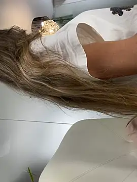 Snapshot of Anya-Ray chatting on 02.05.25 Anya-Ray online show from 02.05.25