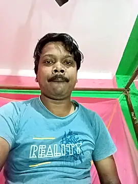 Snapshot of romantictubai chatting on 11.08.25 romantictubai online show from 11.08.25