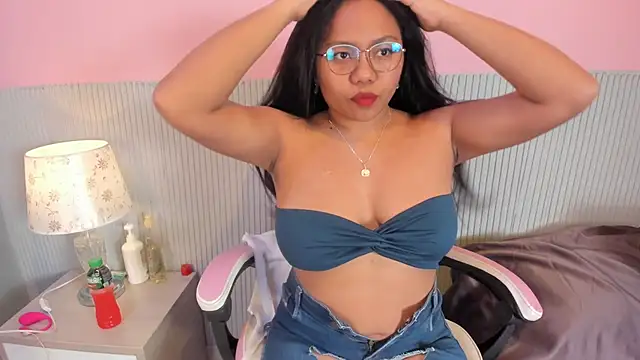 Snapshot of yeikafoxy chatting on 11.02.25 yeikafoxy online show from 11.02.25